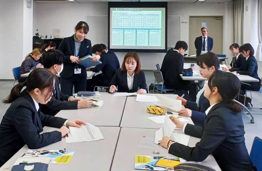 模擬税務調査に挑戦する学生ら＝２０日、鹿児島市の鹿児島税務署