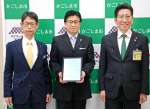 立地協定を結んだ鹿児島インサイトの長谷川光洋社長（中央）＝２６日、鹿児島市役所