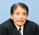 退任の理由などについて語る鹿児島市の松山芳英副市長＝２７日、同市役所