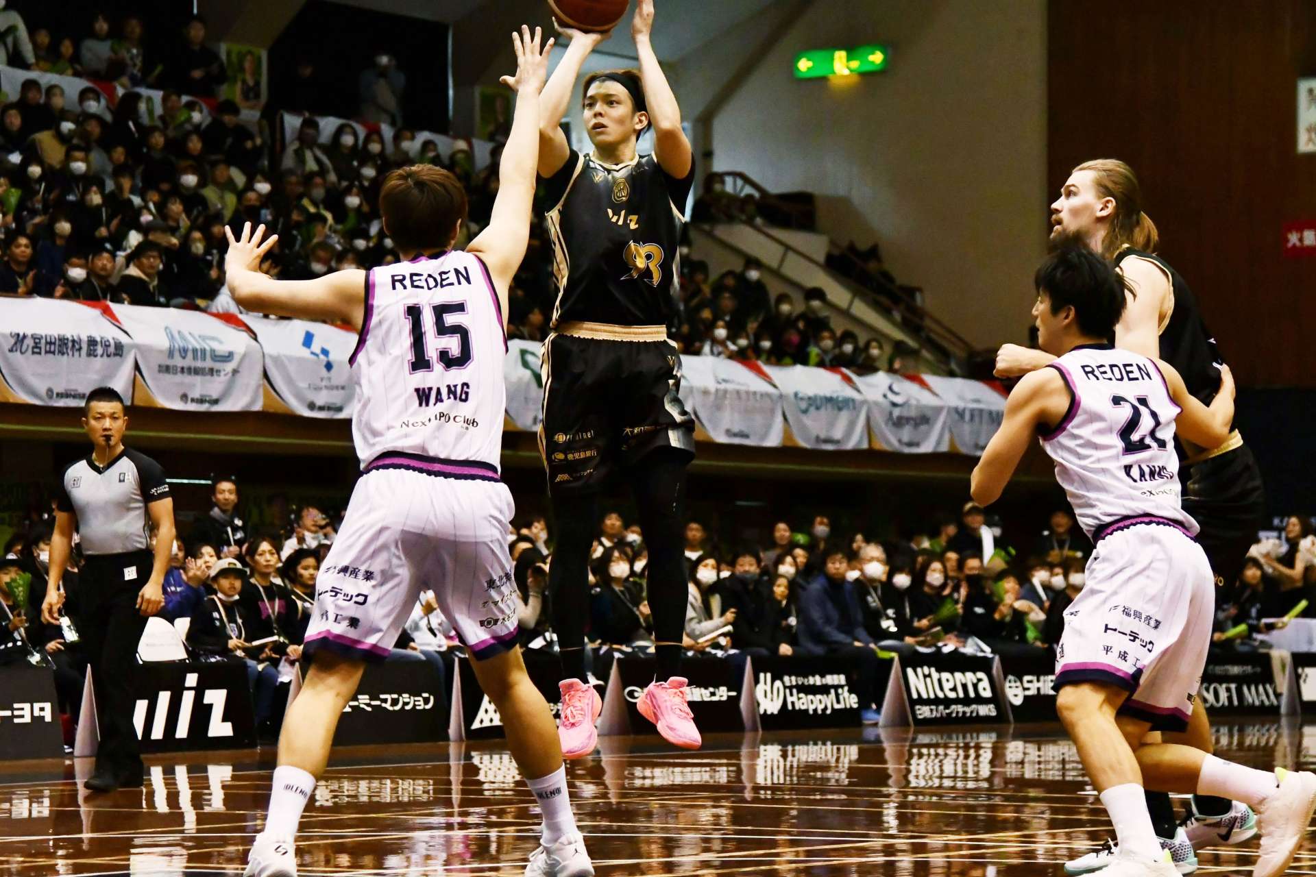 前半、３点シュートを放つレブナイズの上良＝県体育館