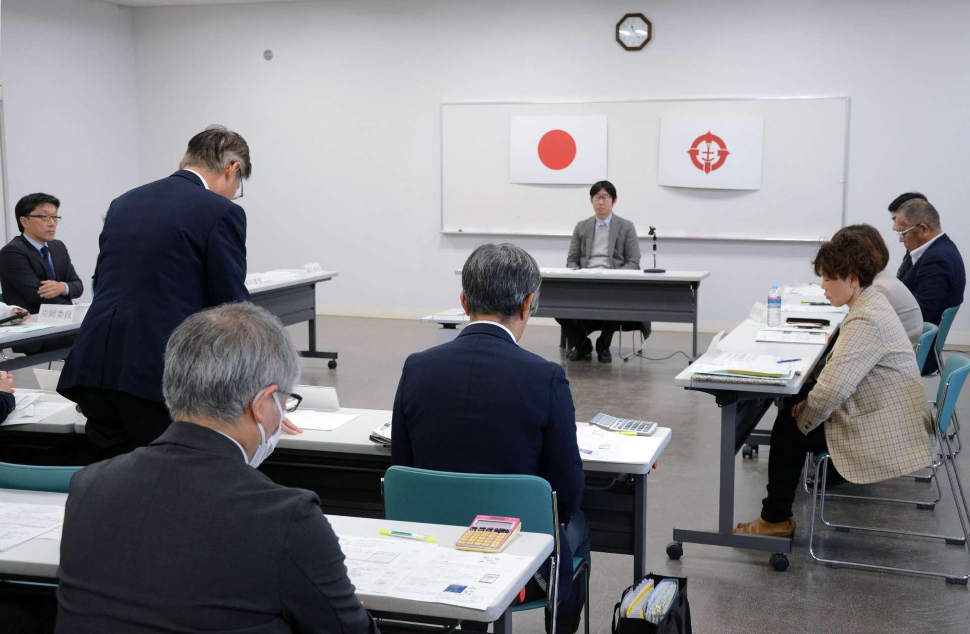 桜島フェリーの深夜運航見直しを提言した市船舶事業経営審議会＝２７日、鹿児島市の桜島港フェリーターミナル