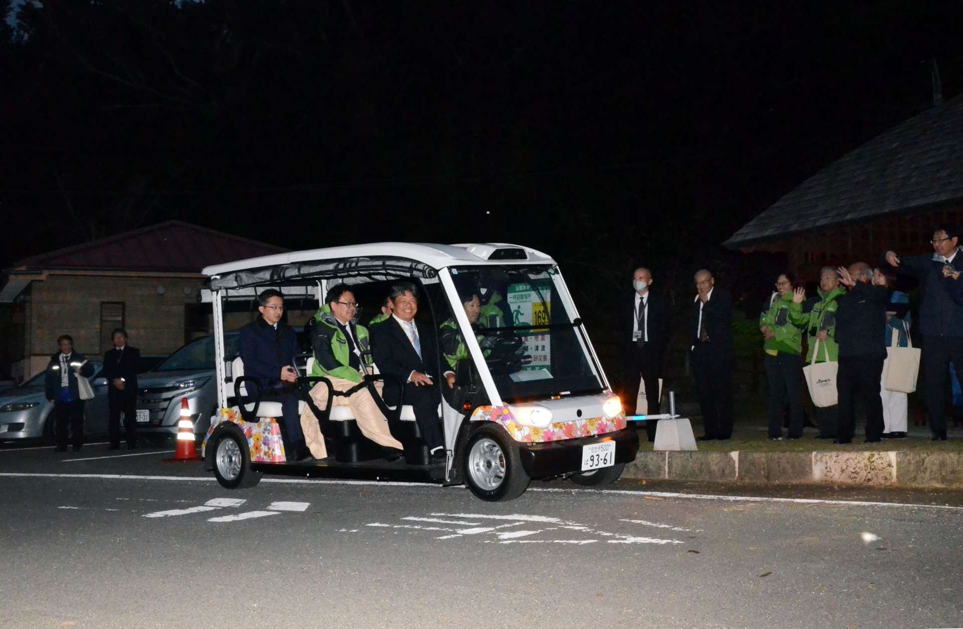 関係者を乗せた「グリーンスローモビリティ」＝天城町当部