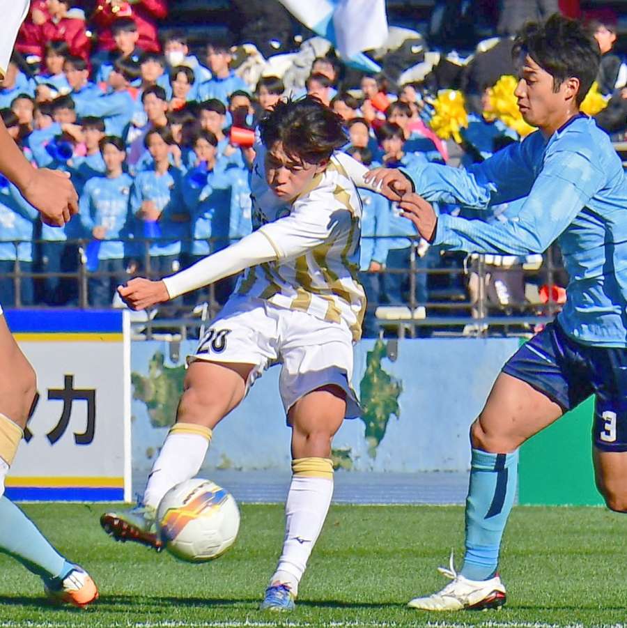 後半、シュートを放つ鹿児島城西・野村＝Ｕ等々力