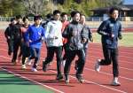 練習する都道府県対抗駅伝鹿児島チームの選手ら＝ＯＳＡＫＯ　ＹＵＹＡ　ｓｔａｄｉｕｍ