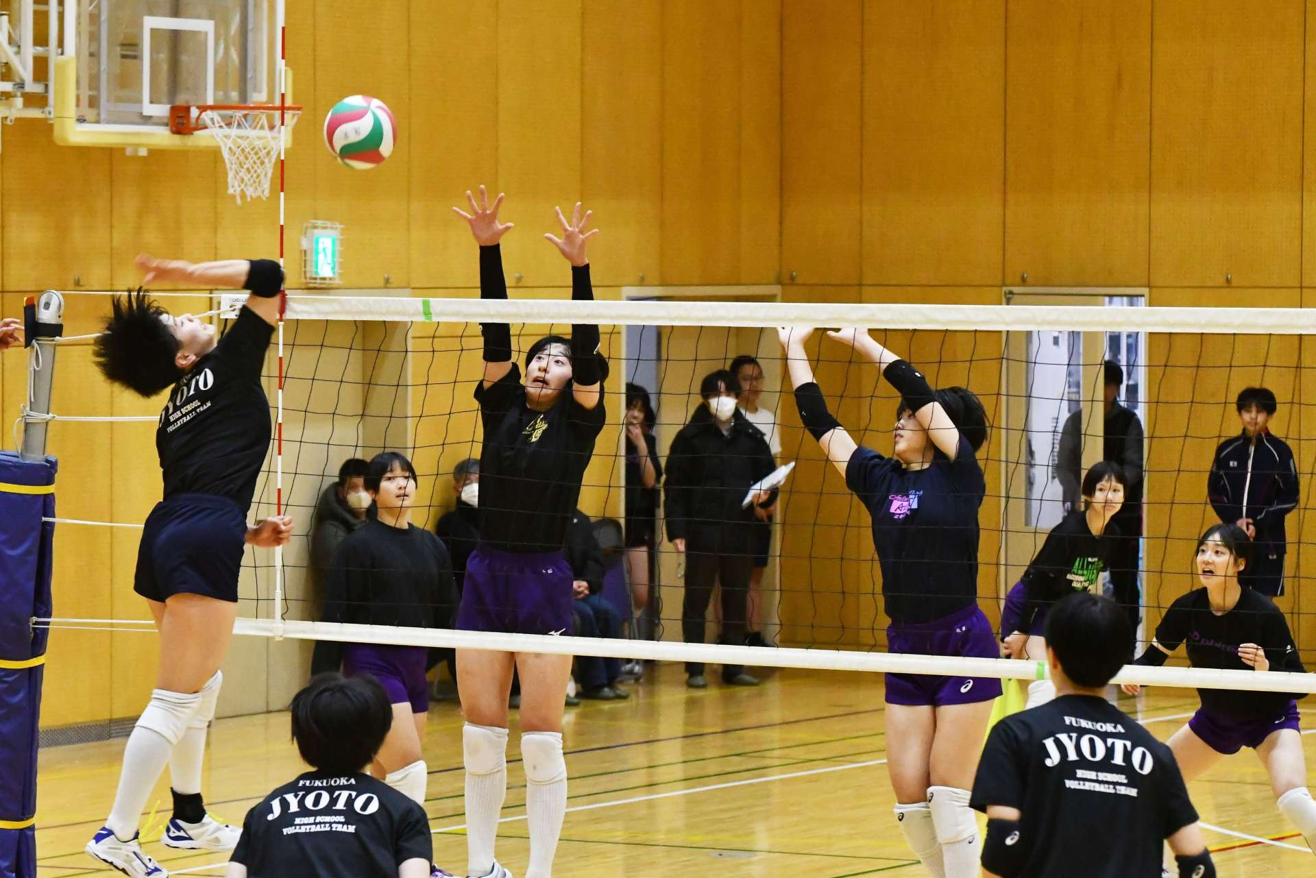 練習試合でブロックに跳ぶ鹿実の選手＝東京都の高陵中