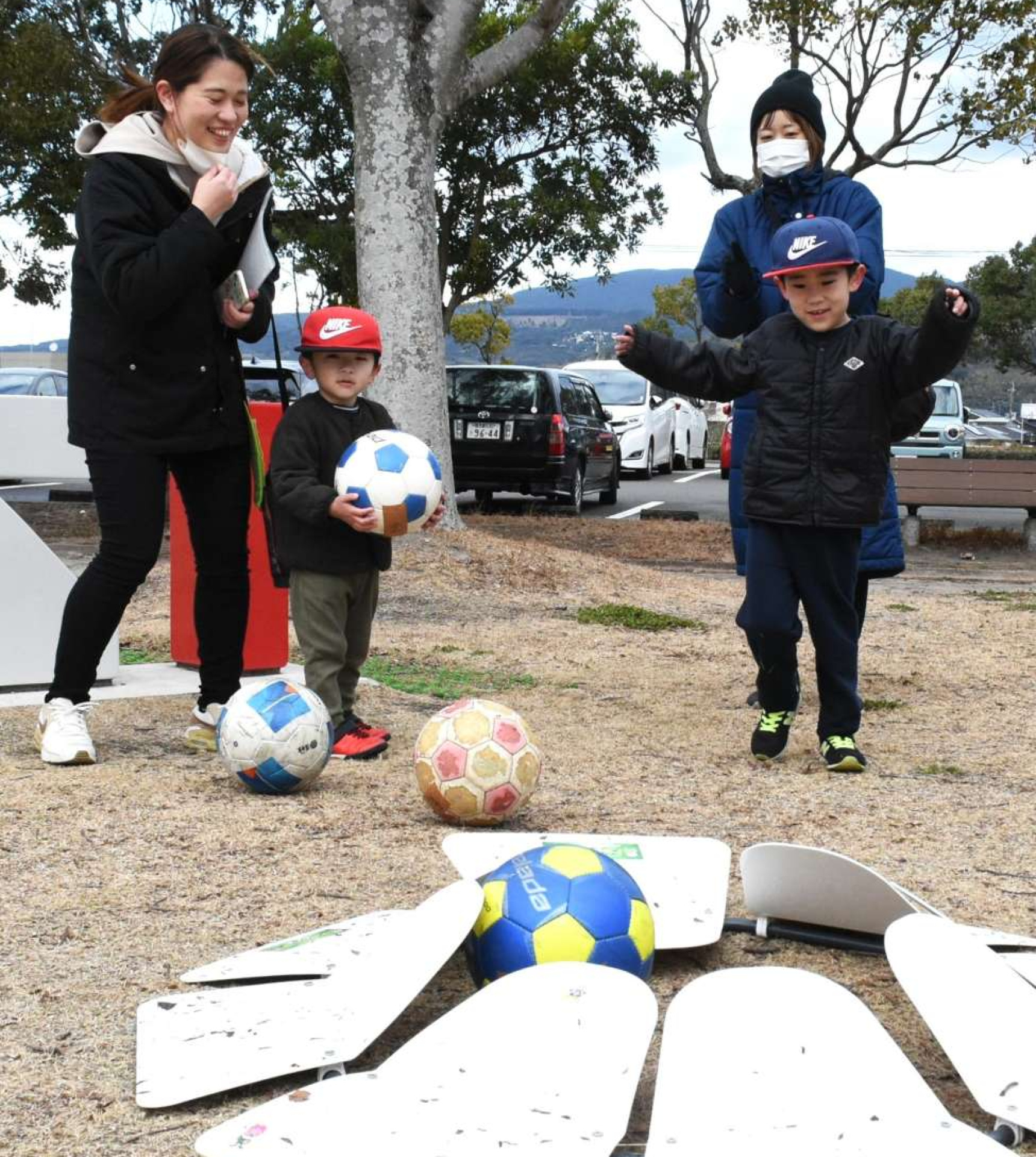 ボールがカップに入り喜ぶ参加者＝出水市中央町