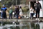 ニジマス釣りを楽しむ家族連れら＝霧島市牧園の万膳小学校