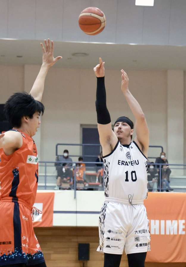 前半、シュートを決めるレブナイズの駒水＝伊予市民体育館