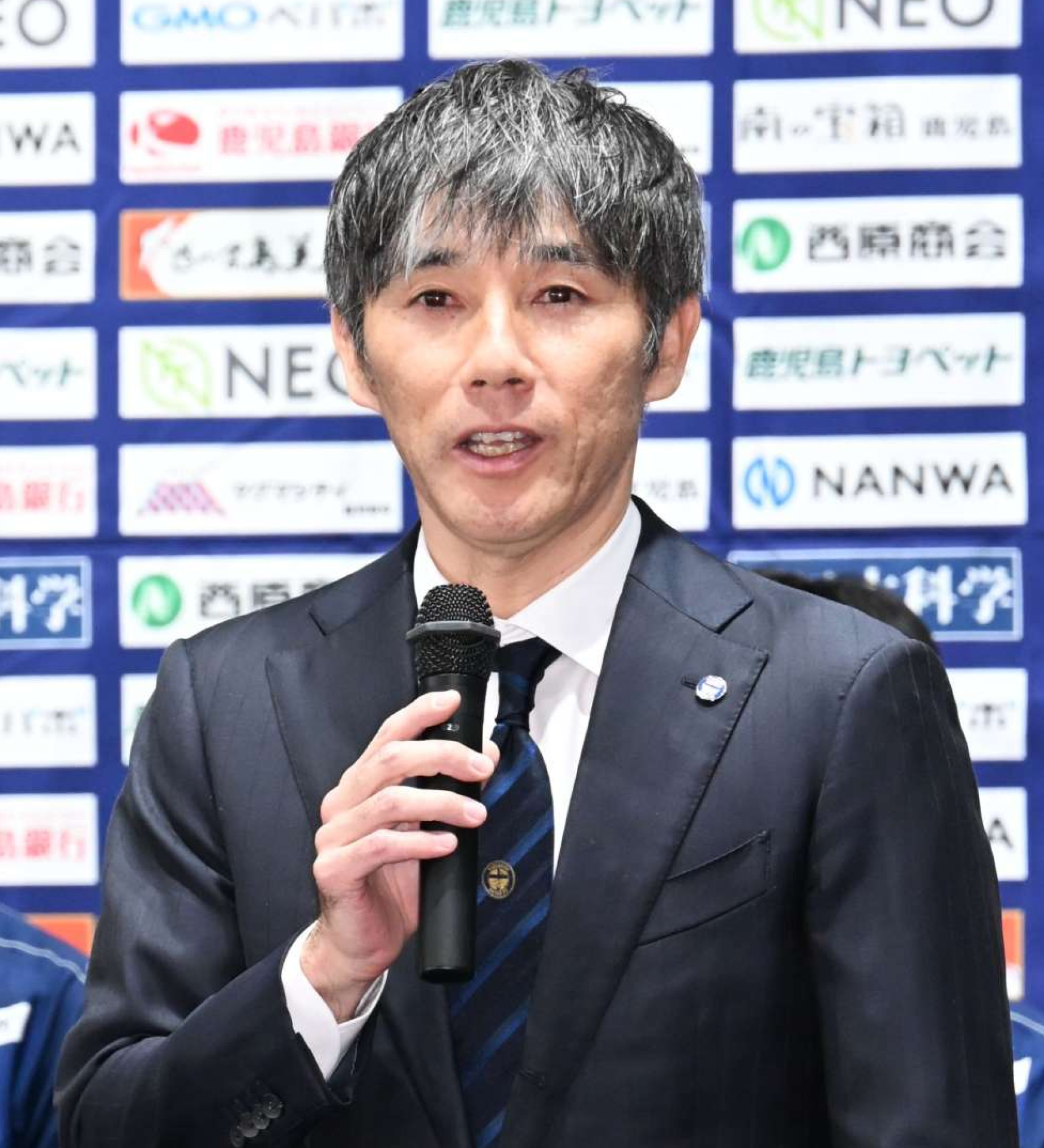 会見で抱負を述べる相馬直樹監督＝西原商会本社