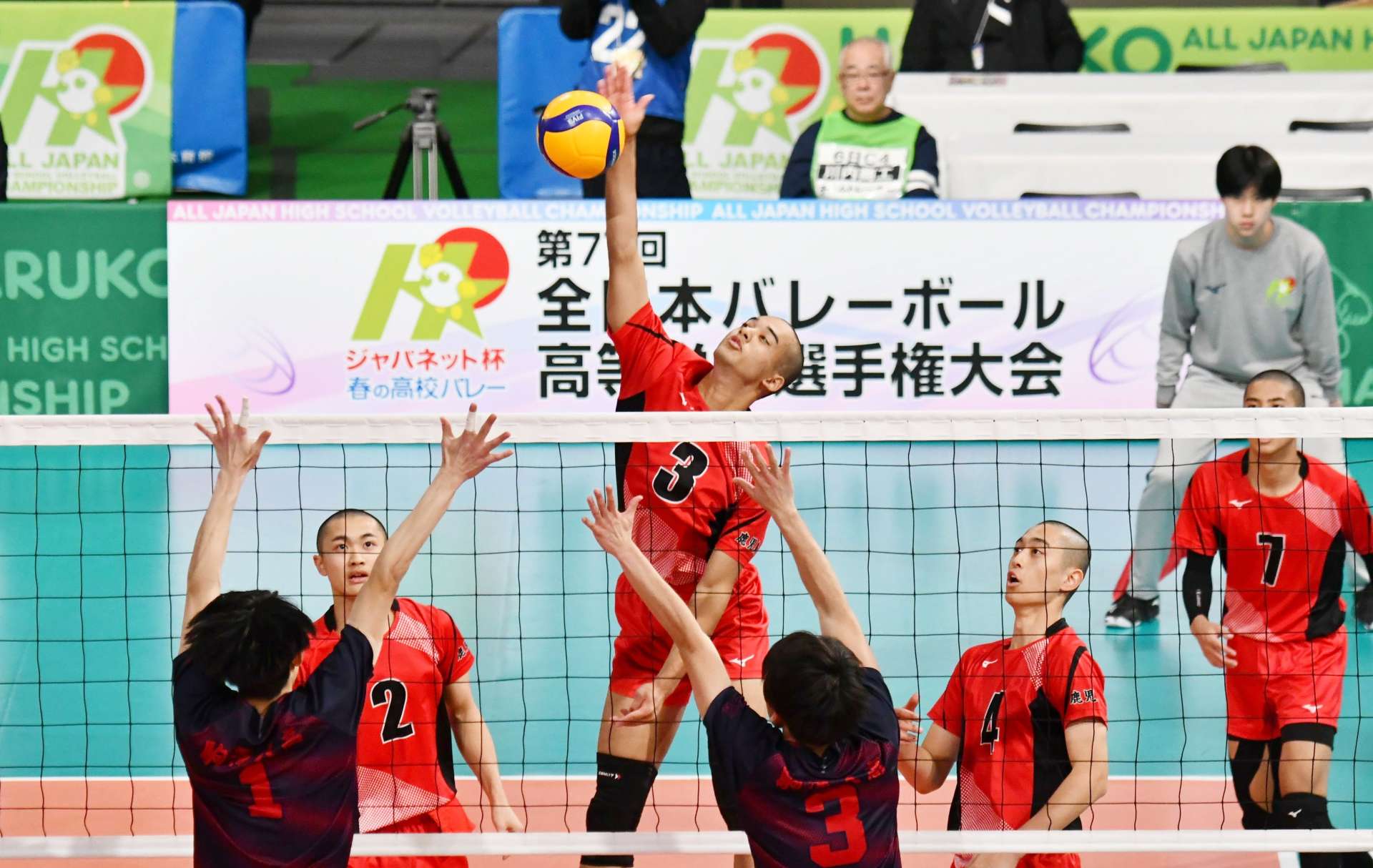 第１セット、川内商工の竹之下（３）がスパイクを放つ＝東京体育館
