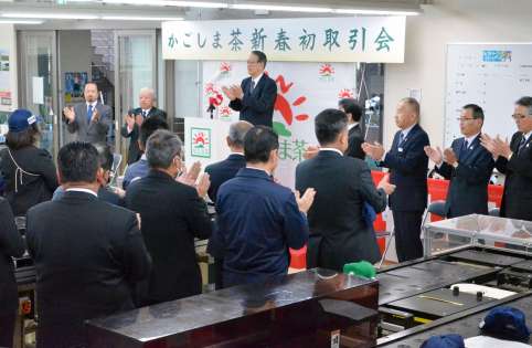 ２０２５年産かごしま茶の順調な生育と活発な取引を願い三本締めする関係者＝７日、鹿児島市の県茶市場