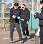 ノックする松山竜平選手（左）＝大崎町研修センターグラウンド
