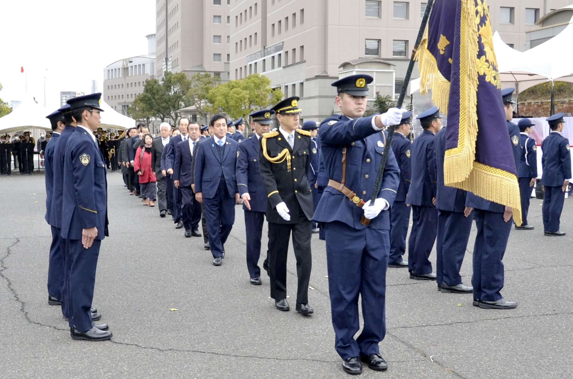 年頭視閲式で行進する岩瀬聡本部長（中央前から２人目）ら＝９日午後、鹿児島市の県警本部