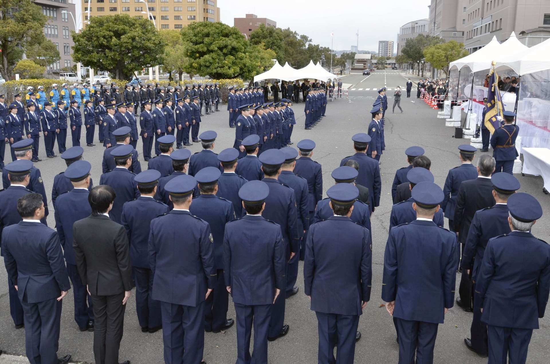 年頭視閲式に臨む鹿児島県警の警察官ら＝９日午後１時５分ごろ、鹿児島市の県警本部