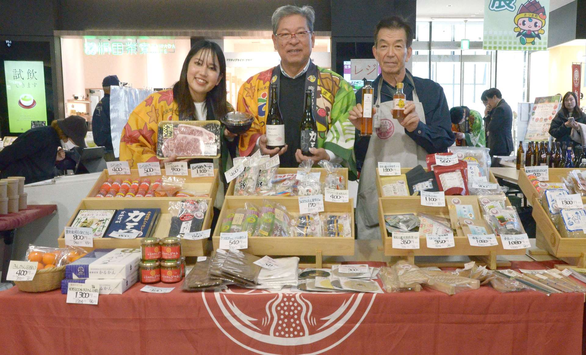 さつま町の特産品をＰＲする関係者ら＝１０日、鹿児島市のよかど鹿児島