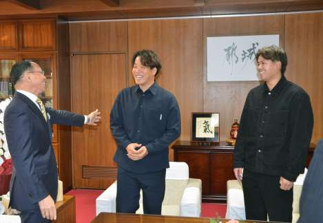 〈関連〉池田宜永市長と談笑する柳裕也、松木平優太の両投手（写真左から）＝都城市役所