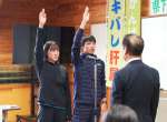 選手宣誓をする男子の城ヶ崎と女子の渡部＝１１日、鹿屋市の大隅地域振興局