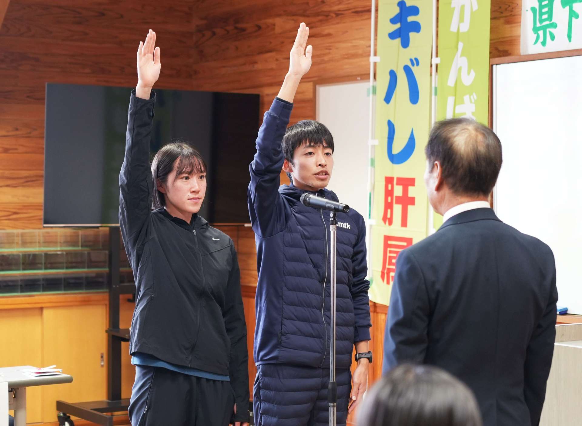 選手宣誓をする男子の城ヶ崎と女子の渡部＝１１日、鹿屋市の大隅地域振興局