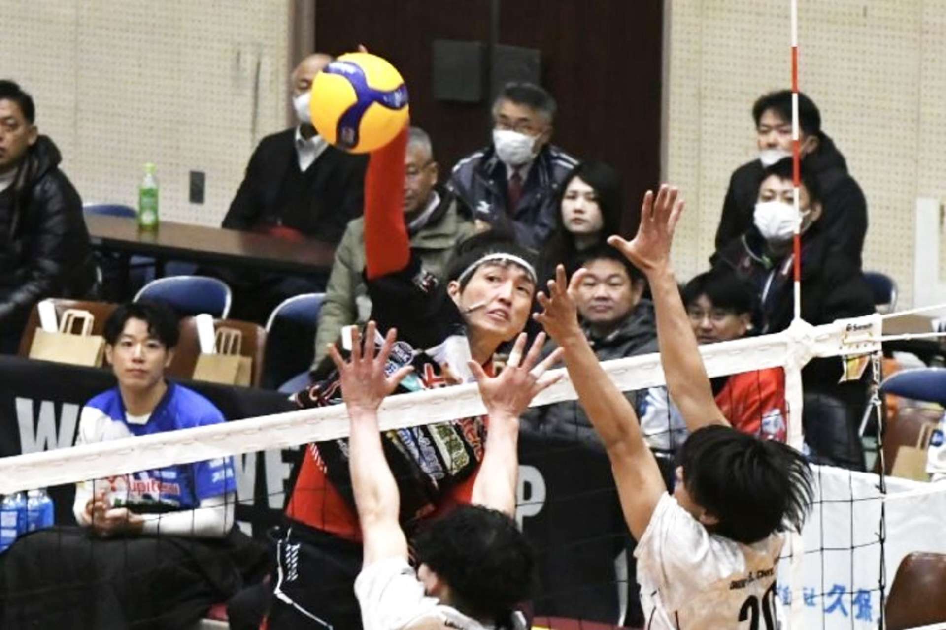 第１セット、スパイクを打つフラーゴラッド鹿児島の小森＝フラゴラアリーナ日置