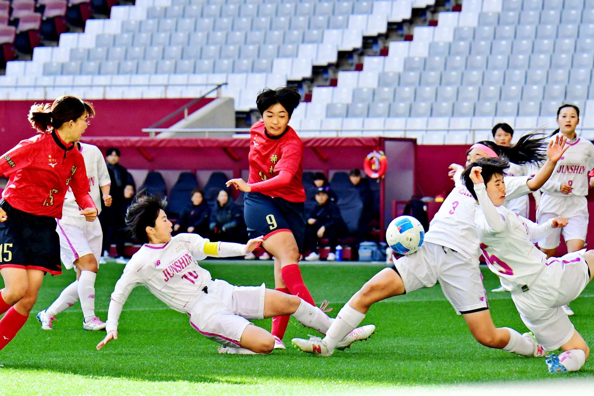 前半、神村の安田がシュートを放つ＝ノエビアスタジアム神戸
