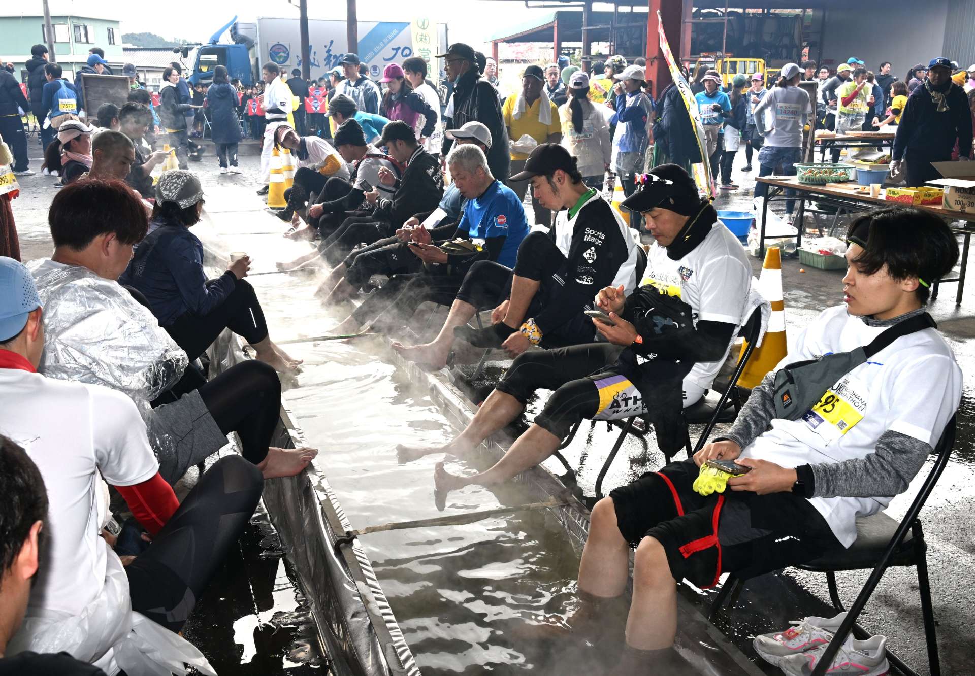 足湯に入り休憩するランナー＝１２日、指宿市山川岡児ケ水