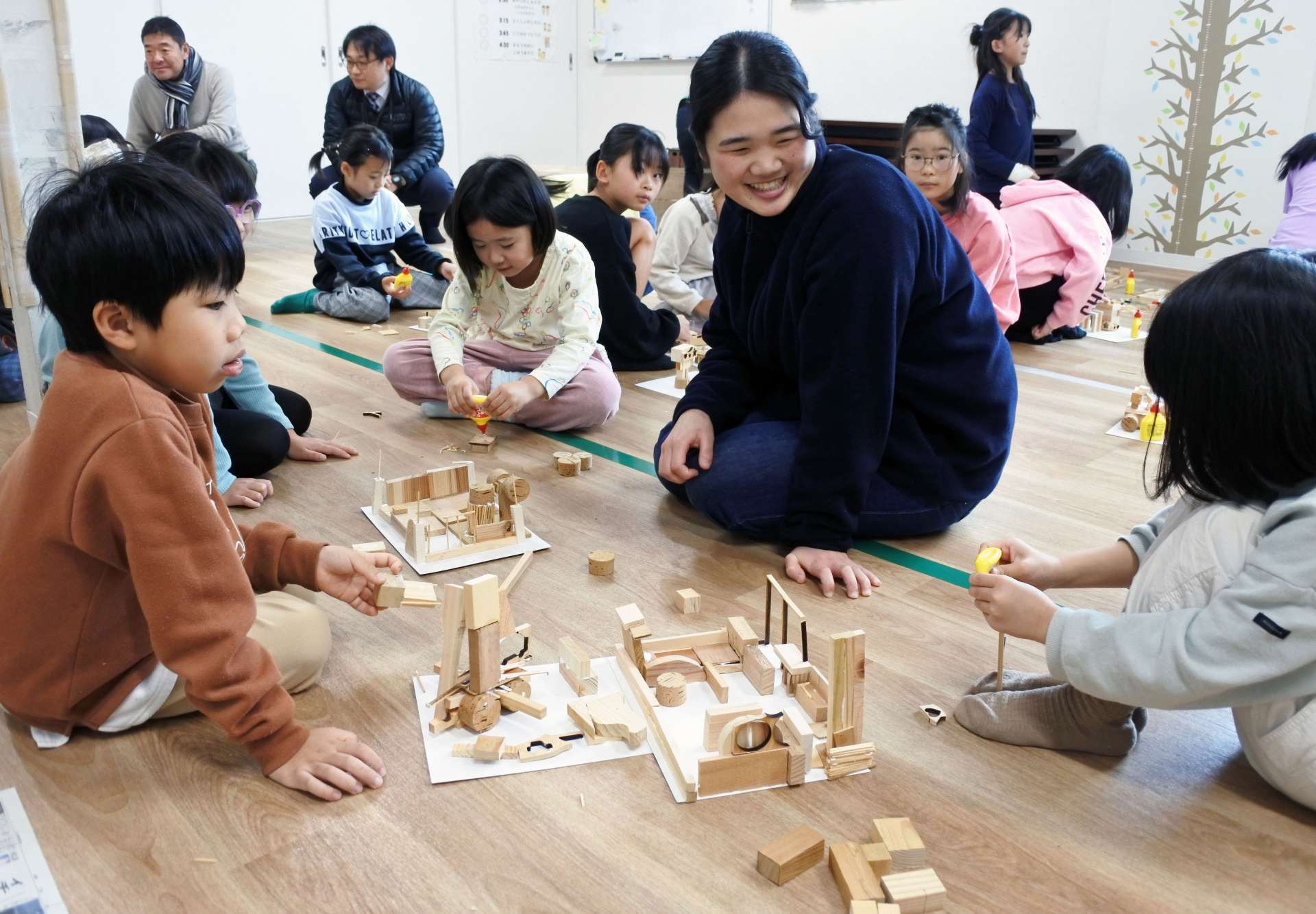 児童に「木育」を実践する鹿児島大の学生ら＝７日、鹿児島市南林寺町