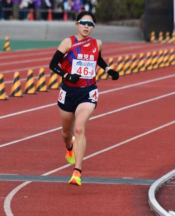 〈関連〉ゴールする鹿児島のアンカー藤元（京セラ）＝たけびしスタジアム京都