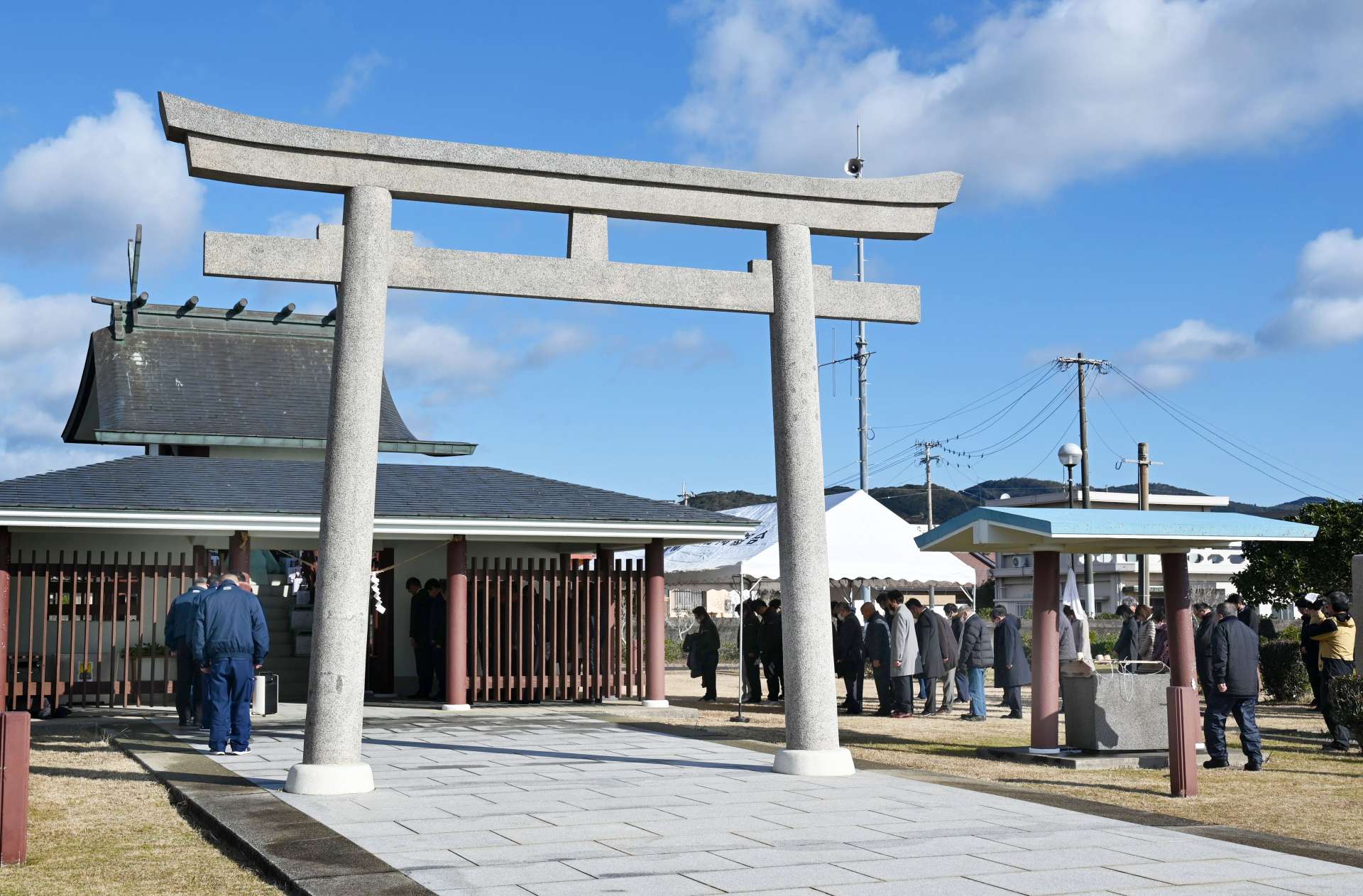 蛭子神社に大漁と航海の安全を祈る漁業関係者ら＝１０日、枕崎市恵比須町