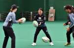 日本代表候補の練習に励む迫田（中央）＝鹿児島市の鴨池ドーム