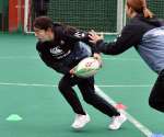 味方にパスを出す姶良市出身の迫田＝鹿児島市の鴨池ドーム
