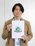 「ニアショアアワード２０２４」最優秀賞を受けたソフト流通センターの内田慶マネージャ＝１４日、鹿児島市中央町の同社