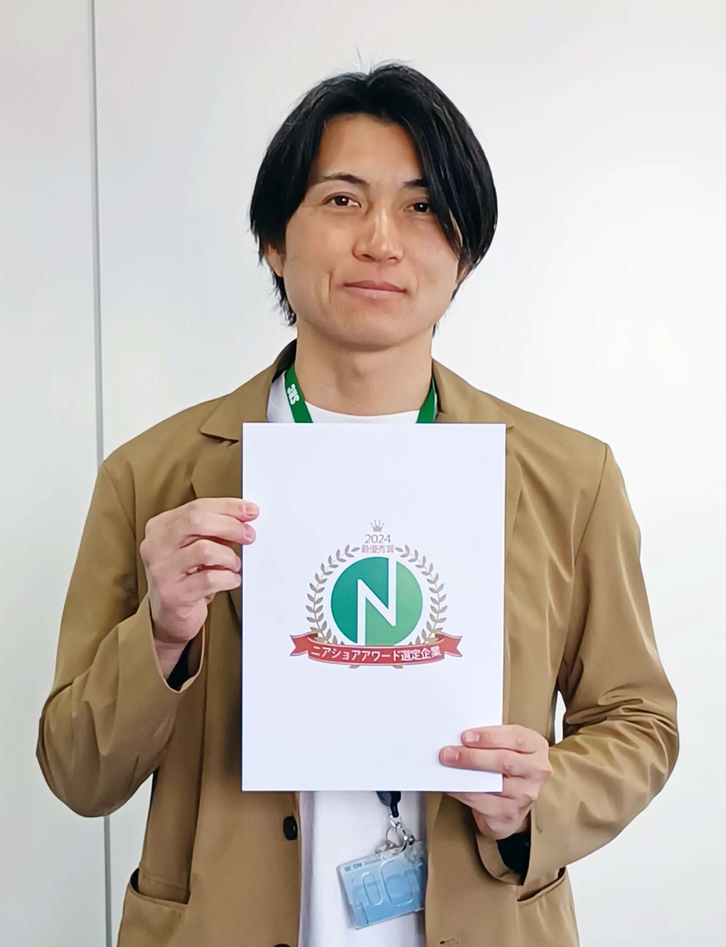 「ニアショアアワード２０２４」最優秀賞を受けたソフト流通センターの内田慶マネージャ＝１４日、鹿児島市中央町の同社