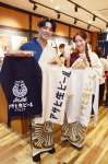 「出張マルエフ横丁鹿児島店」で販売するオリジナルグッズ＝１４日、鹿児島市東千石町