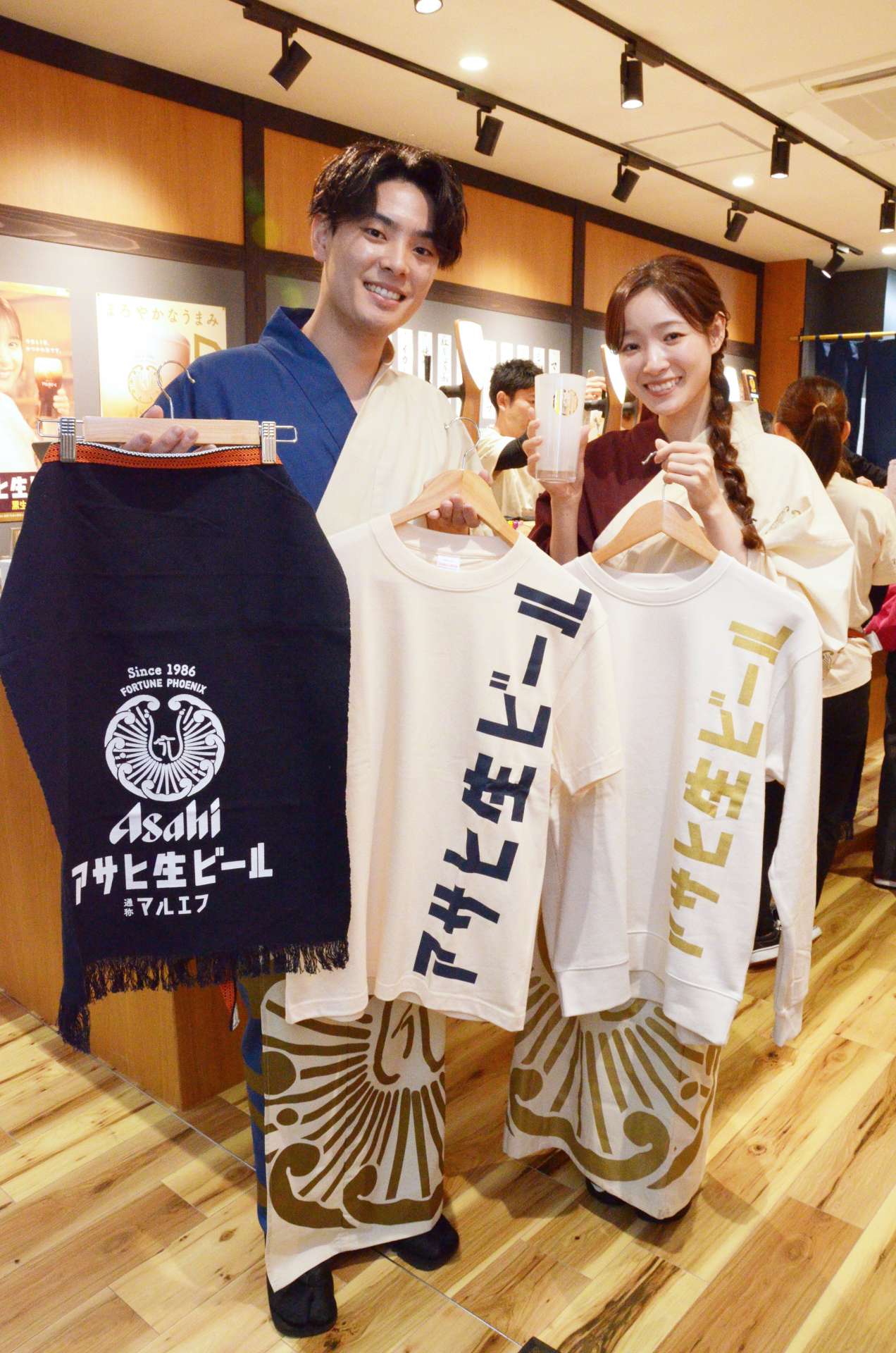 「出張マルエフ横丁鹿児島店」で販売するオリジナルグッズ＝１４日、鹿児島市東千石町