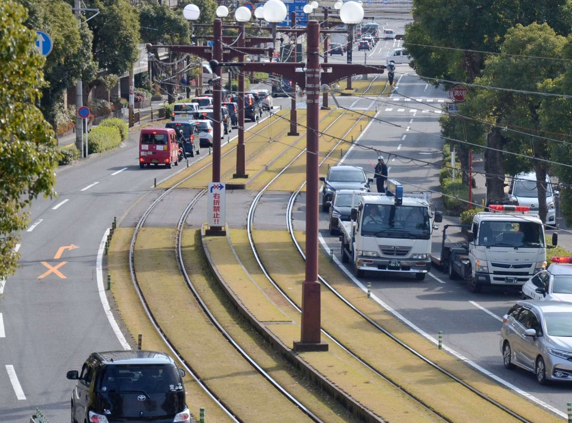 事故があった交差点＝１４日、鹿児島市鴨池１丁目