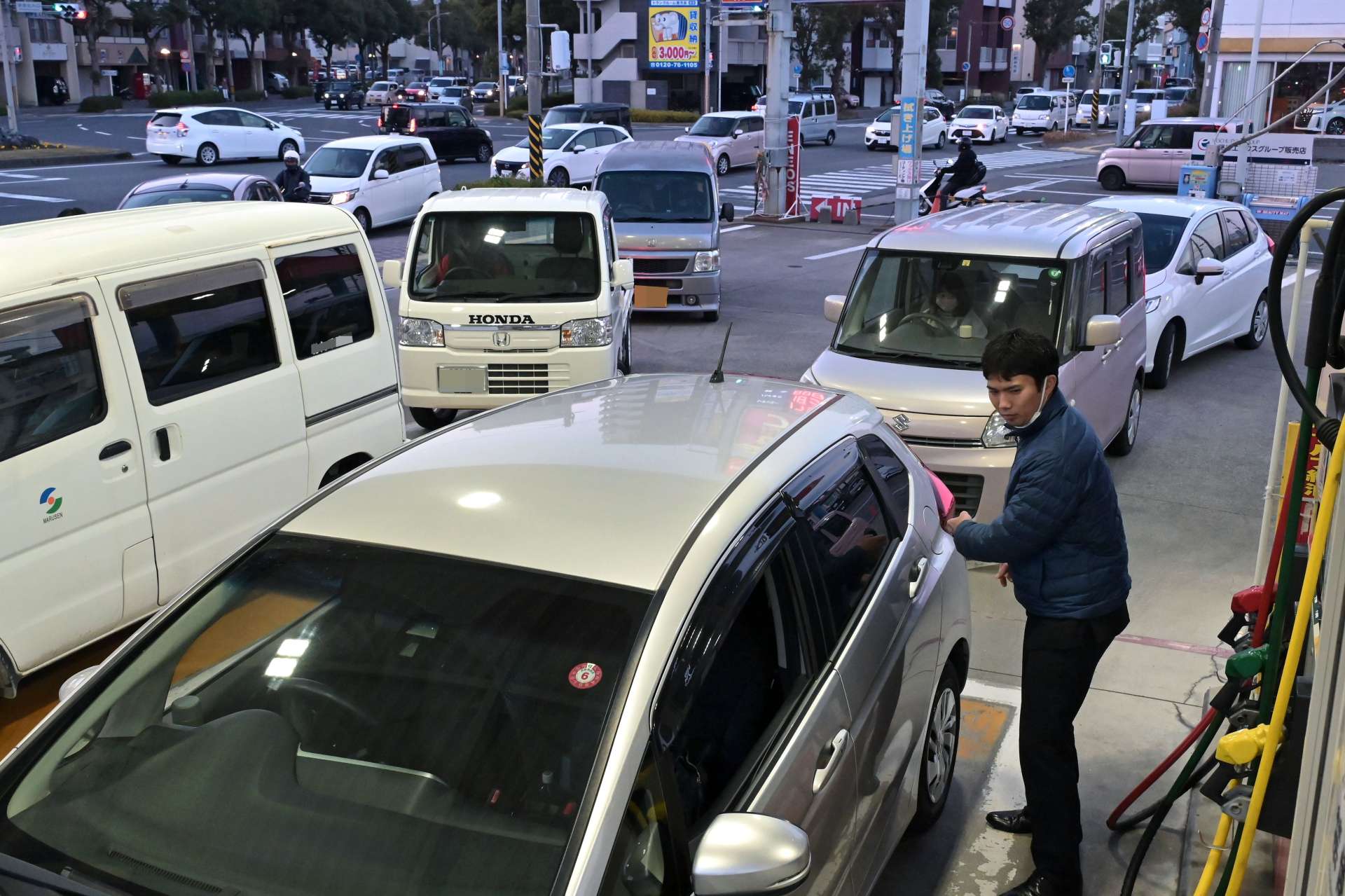 給油を待つ車が並ぶガソリンスタンド＝１４日午後５時３５分、鹿児島市のセルフステーション南林寺（画像は一部加工してあります）