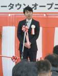 セレモニーであいさつする南津哲哉会長＝出水市五万石町