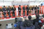 テープカットでオープンを祝う関係者＝出水市五万石町