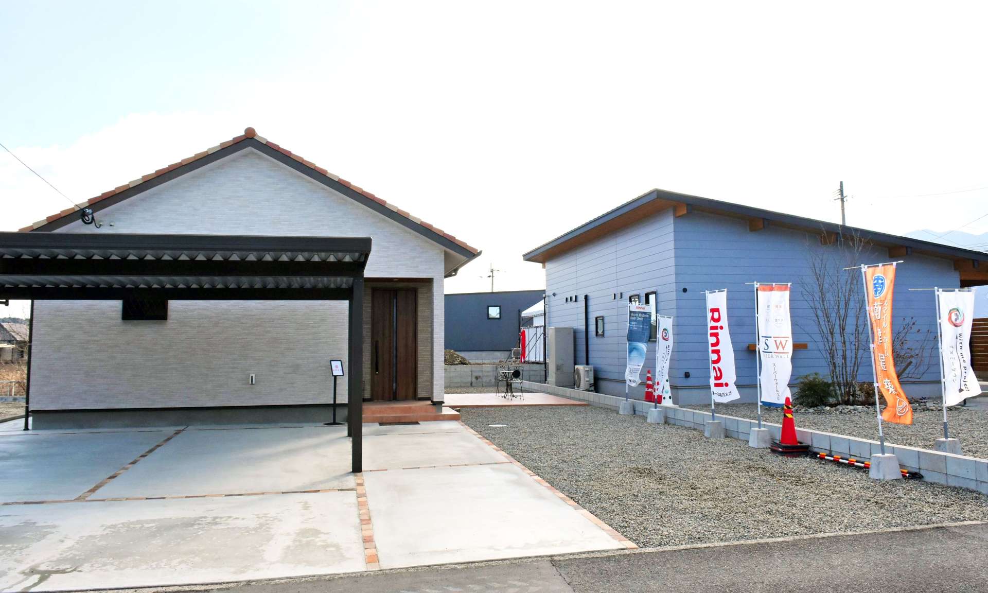 ５社の住宅が並ぶ合同展示場の一部＝出水市五万石町