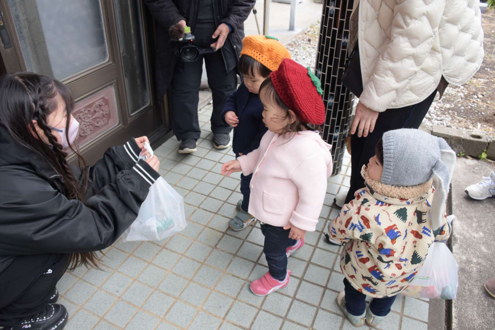 〈関連〉ダセチッに参加した子どもたちには、お礼のお菓子が配られる＝１１日、指宿市山川利永