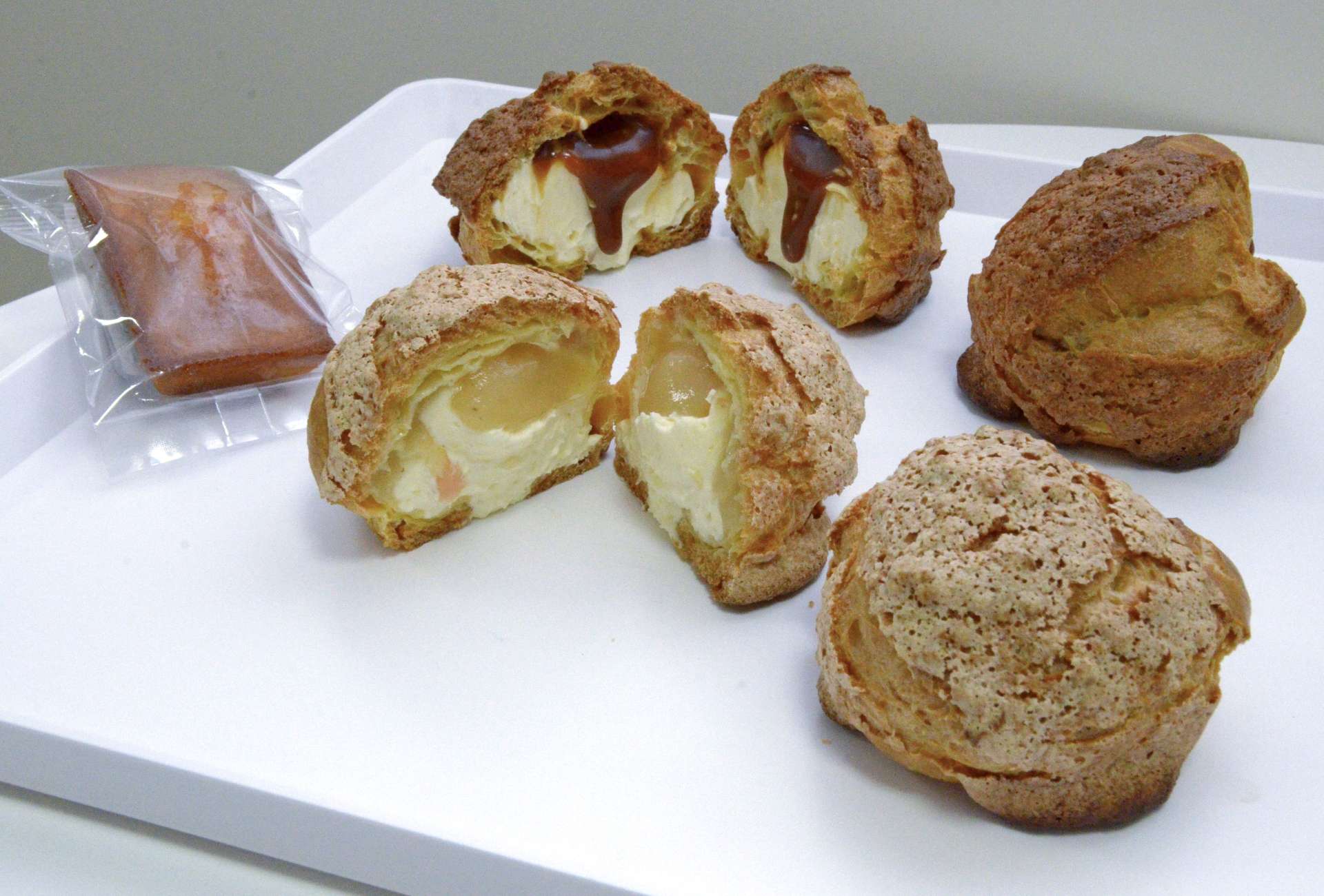 はちみつを使ったシュークリームとフィナンシェ＝１５日、鹿児島市の山形屋