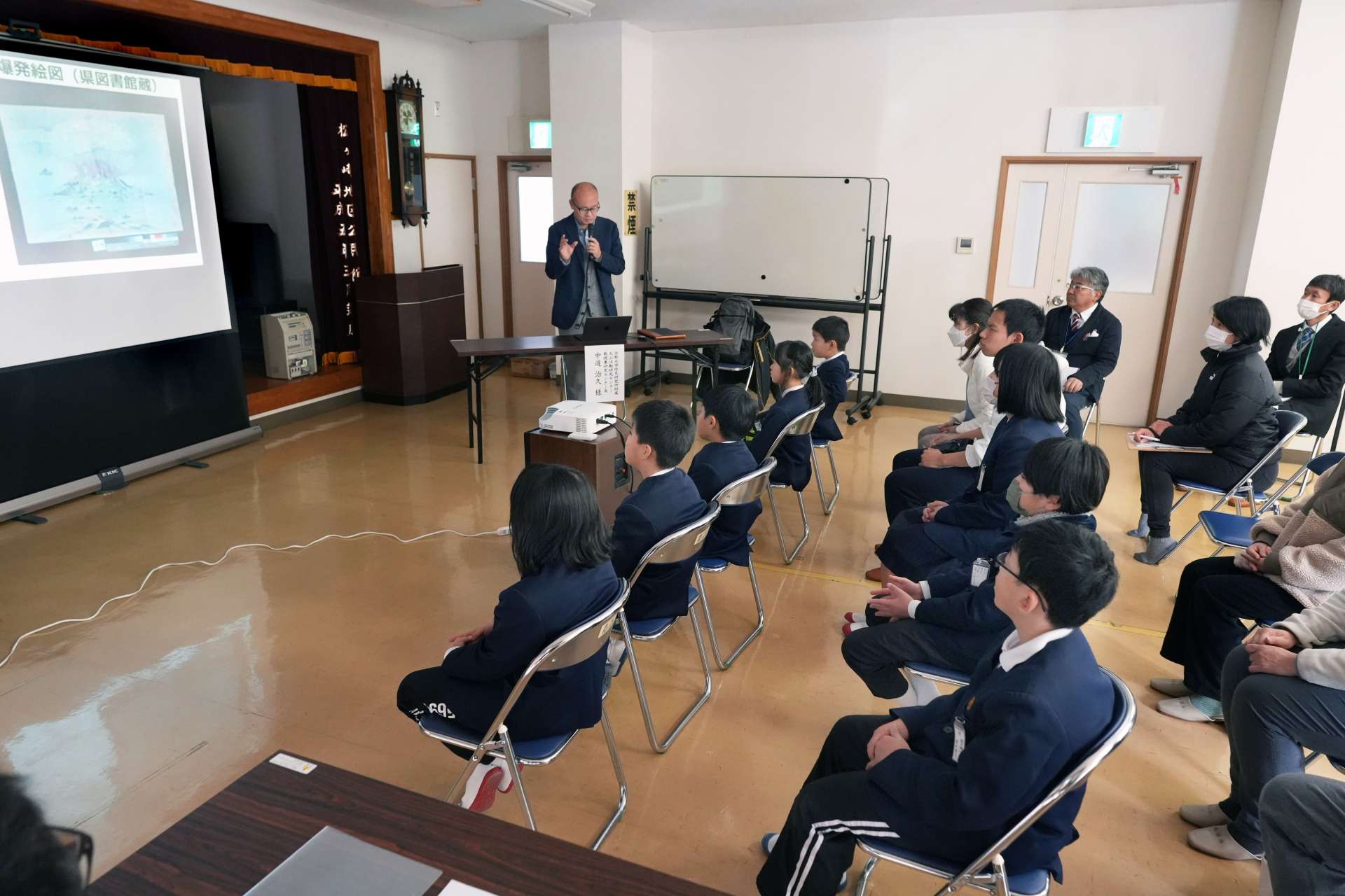 桜島の大規模噴火についての講演を聴く児童ら＝垂水市牛根麓の松ケ崎公民館