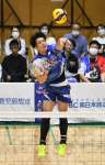 強力なジャンプサーブを打つＦ鹿児島の長友＝２０２４年１１月１６日、Ｆアリーナいちき串木野