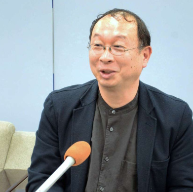 初上映で来場を呼びかける藤岡幹嗣監督＝６日、鹿児島県庁