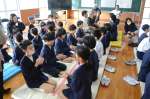 節田マンカイを体験する児童＝奄美市笠利の節田小学校