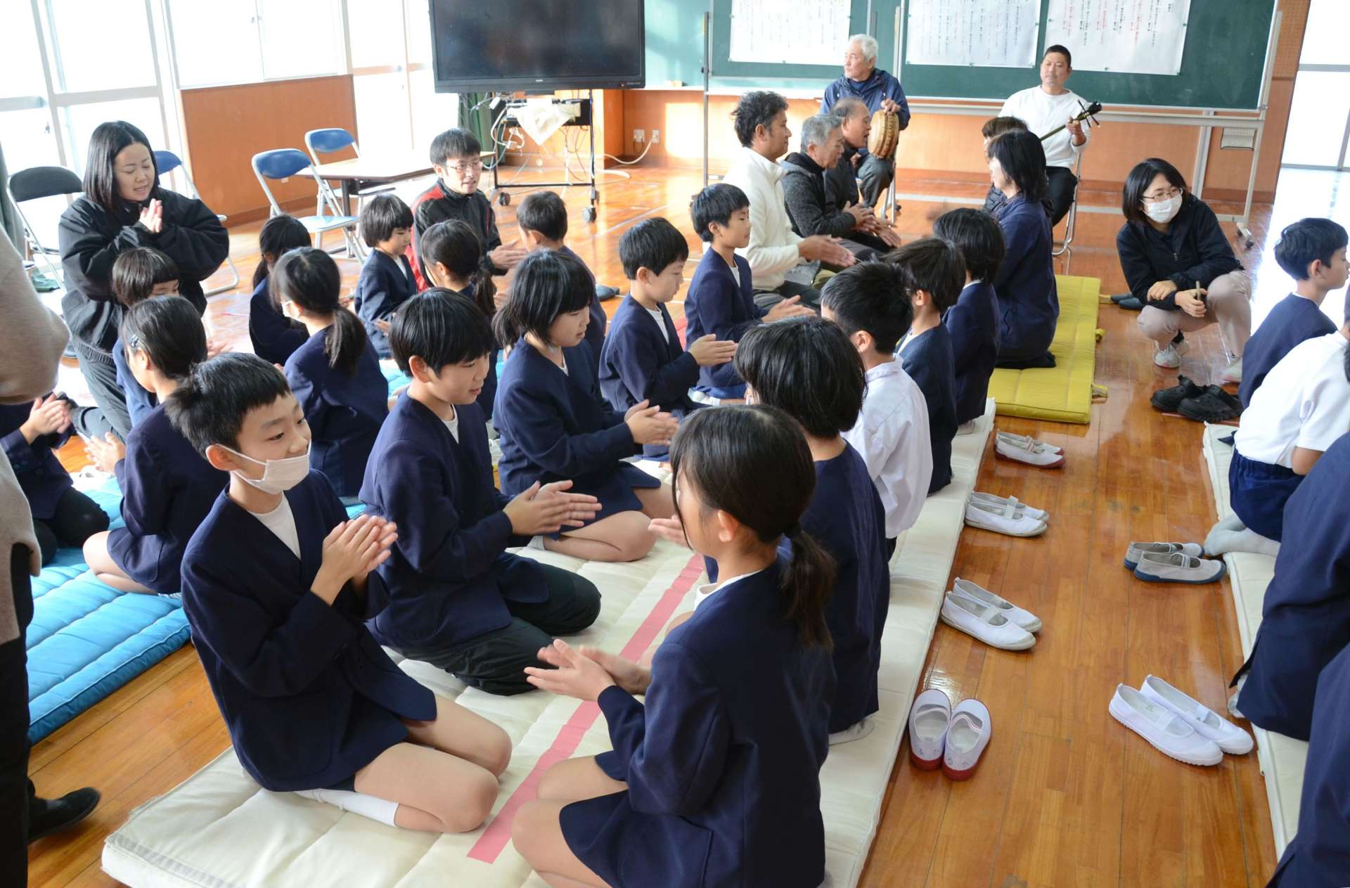 節田マンカイを体験する児童＝奄美市笠利の節田小学校