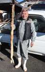 収穫したジネンジョを持つ宇都哲さん＝霧島市国分中央５丁目