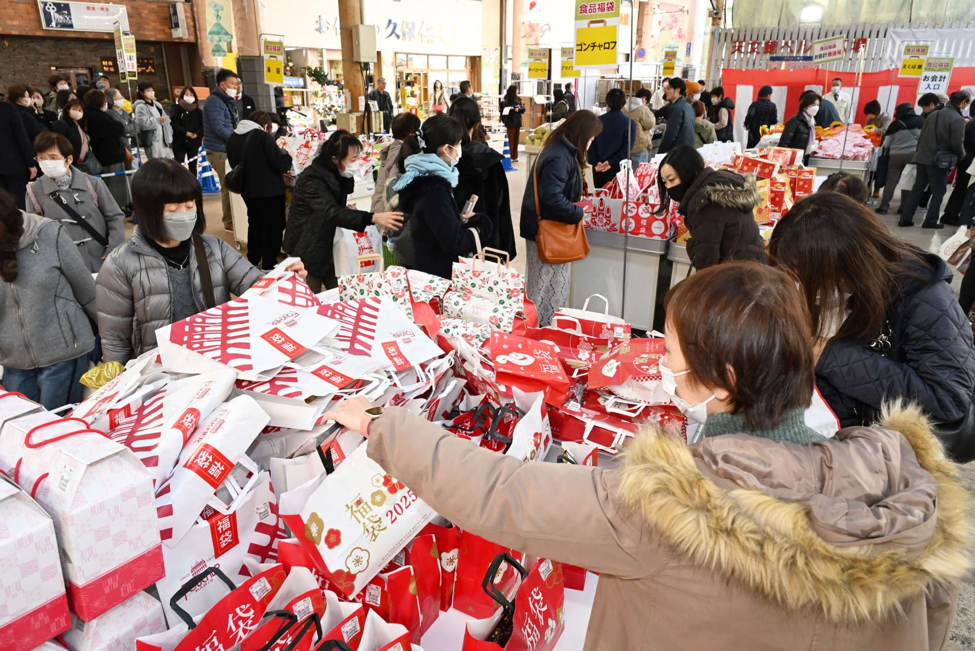 初商いで福袋を求める買い物客＝２日、鹿児島市の天文館ベルク広場
