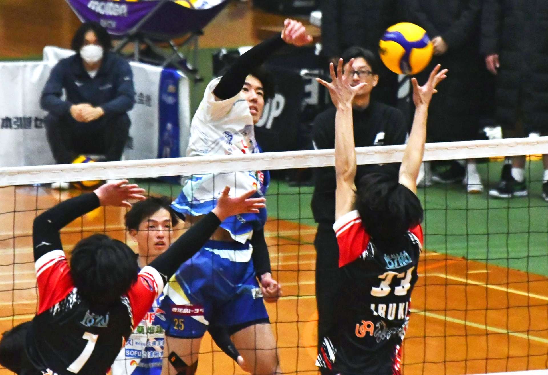 第１セット、スパイクを放つＦ鹿児島の水野＝フラゴラアリーナ日置
