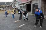 威勢よく地面をたたく子どもたち＝さつま町紫尾